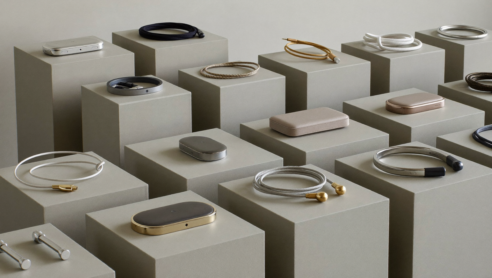 Telefonholder til bil eller skrivebord i minimalistisk metaldesign.